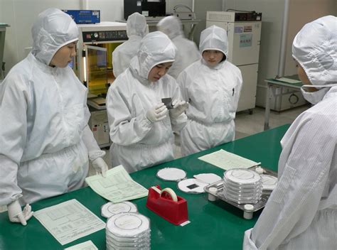 File:Cleanroom suit.jpg - Wikimedia Commons