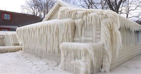 Stunning photos capture ‘ice house’ on Lake Ontario after 5 days of freezing winds | Globalnews.ca