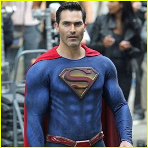 Tyler Hoechlin Looks Buff in His Superman Suit While Filming ‘Superman & Lois’ Season Three ...