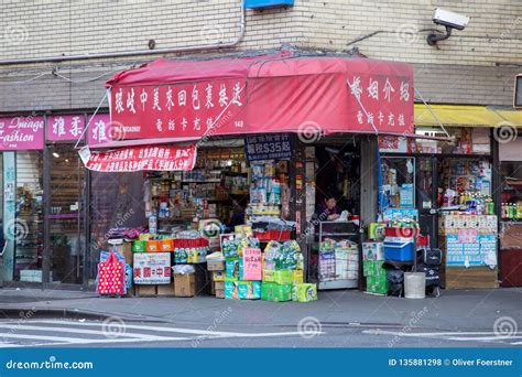 Shop in Chinatown, New York City Editorial Stock Photo - Image of people, ethnic: 135881298