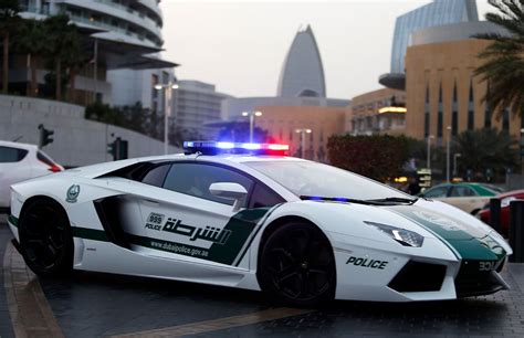 Polizei in Dubai fährt Lamborghini und Co.: Mit Luxusschlitten auf ...