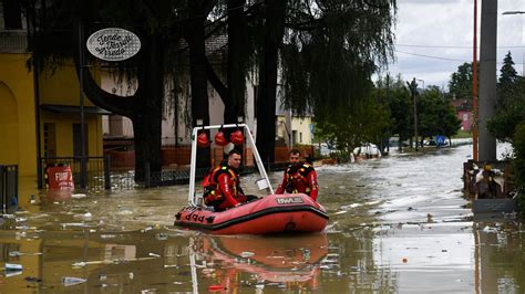 Eight dead, Grand Prix called off after Italy flooding