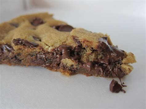 Review: Pizza Hut - Ultimate Hershey's Chocolate Chip Cookie ...