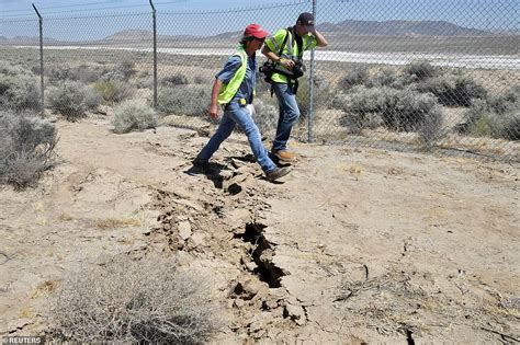 Looters descend on California town wrecked by 7.1 magnitude earthquake | Daily Mail Online