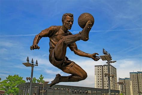 Dennis Bergkamp statue outside Arsenal's Emirates Stadium, London, U.K. #photo author: Ronnie ...