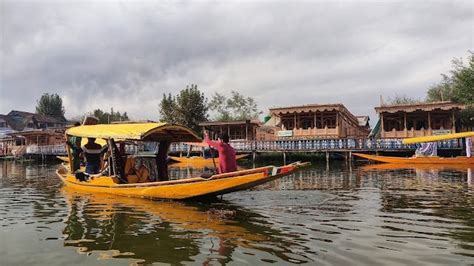 Shikara Ride in Srinagar | Srinagar - What to Expect | Timings | Tips - Trip Ideas by MakeMyTrip