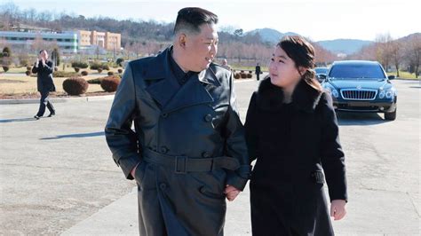 North Korean leader Kim Jong Un shows off his daughter - NRK Urix ...