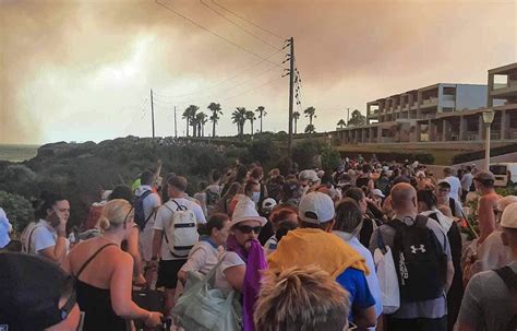 Miles de turistas son evacuados debido a un incendio en Rodas