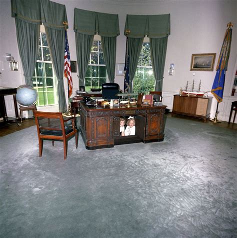 White House Oval Office Desk / White House Oval Office Is Redecorated ...