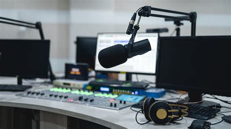 Key facts about the US radio industry and its listeners for National Radio Day | Pew Research Center