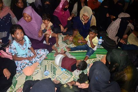 More than 180 Rohingya refugees arrive on Indonesian beach