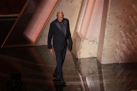 Why Did Morgan Freeman Wear A Glove At The Oscars Fox Wghp