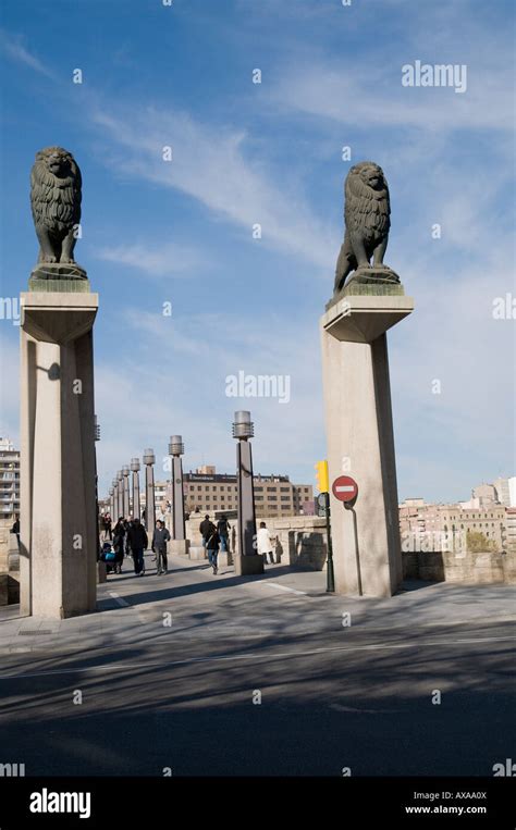 Lion Bronze Statue Zaragoza Hi Res Stock Photography And Images Alamy