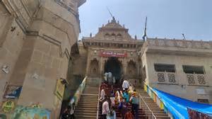 बरसाने में बने राधा रानी के मंदिर का पुराना है इतिहास, मोर को लगता है ...