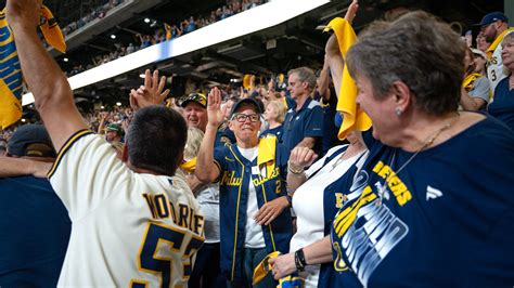 Fans celebrate Brewers making World Series with NLCS sweep