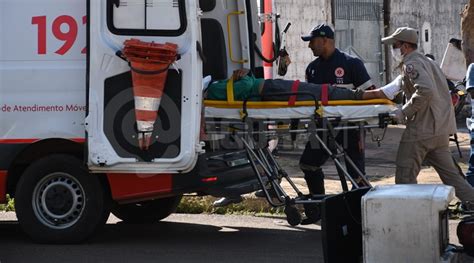 Entregador invade preferencial e é atingido por carro no Jardim Mato