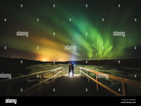 Nordlichter Aurora Borealis erstrahlen kräftig am Nachthimmel über