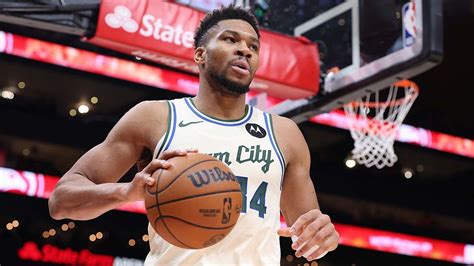 Nba Star Giannis Antetokounmpo To Stay With Bucks For Now Fox News
