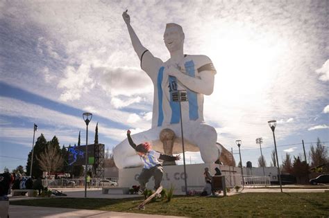 story  lionel messis viral statue  patagonia buenos