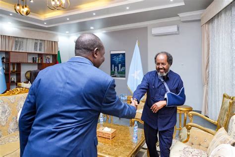 Sawirro Madaxweyne Xasan Sheekh Oo Kulan La Yeeshay Safiirka Dalka