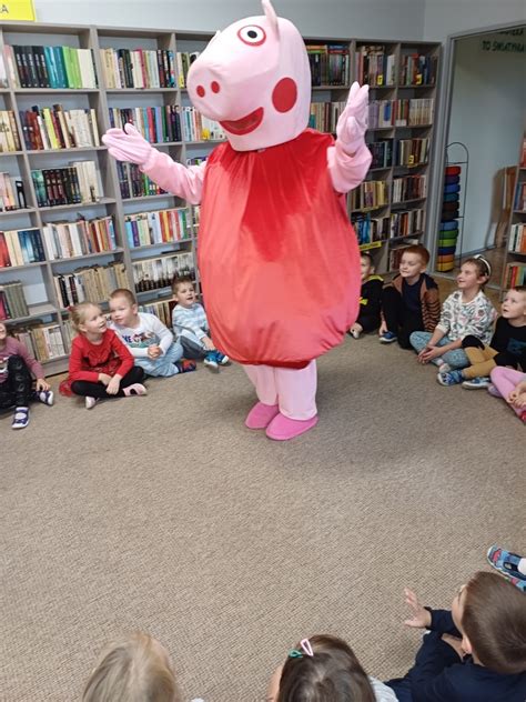 Zabawy ze Świnką Peppą Gminna Biblioteka Publiczna w Strzeleczkach