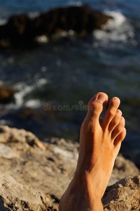 Photos De Adolescente Insouciante Aux Pieds Nus Heureuse Photos De