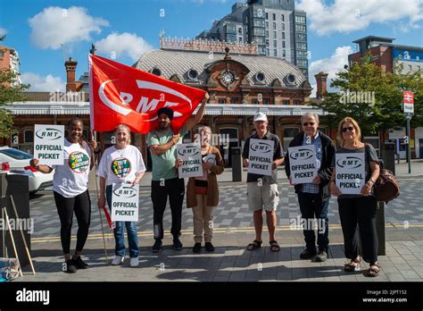 Slough Berkshire Uk 20th August 2022 Labour Mp For Slough Tan