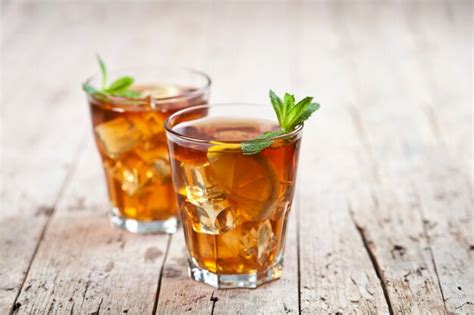 Premium Photo Two Glasses With Traditional Iced Tea With Lemon Mint