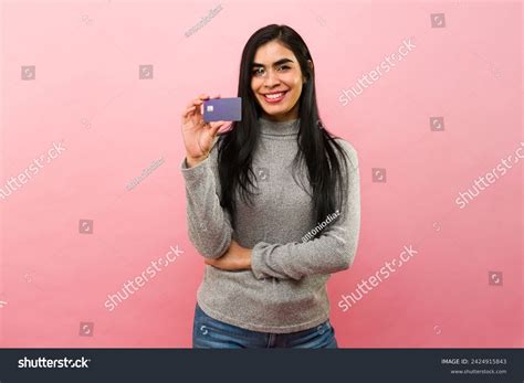 26 942 Latina Con Tarjeta Pagando Images Stock Photos 3D Objects Vectors Shutterstock