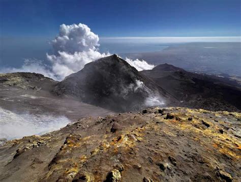 Catania Crateri Sommitali Dall Etna Nord Con Mezzi X Getyourguide