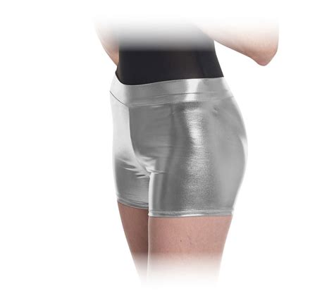 short femme argent brillant