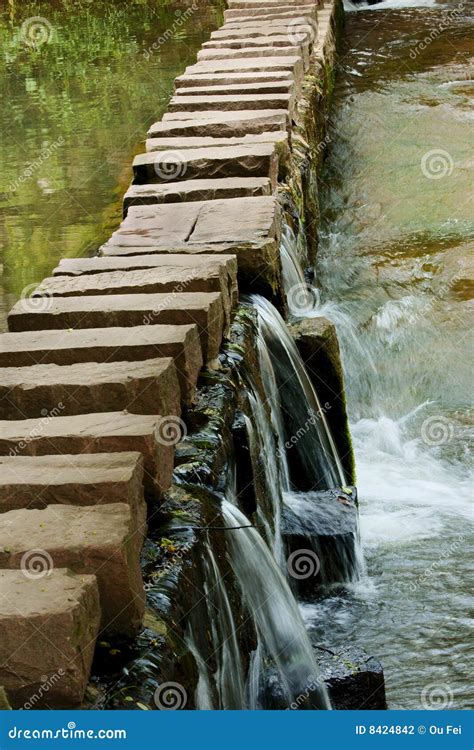 Puente De Piedra Sobre El Río Foto de archivo Imagen de piedra