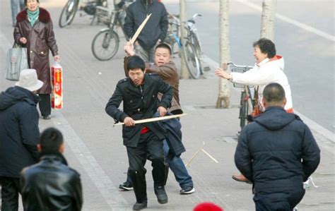 成都街头持棍打人视频曝光 十余人持棍棒打人砸车——人民政协网