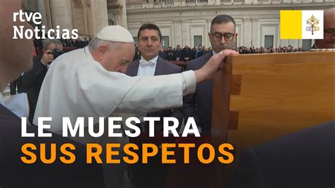 FUNERAL BENEDICTO XVI El PAPA FRANCISCO se INCLINA ante el FÉRETRO de