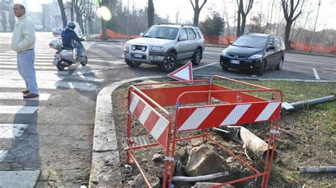 Abbattono Lampione Forse Minorenne Alla Guida Dellauto La Provincia