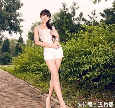 短裤配美女俏身材 妹子的美就是可人！