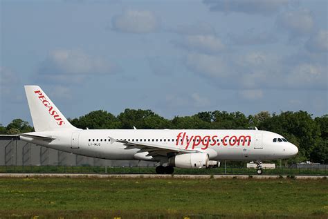 Pegasus Airbus A 320 232 LY MLG BER 18 05 2023 Flugzeug Bild De