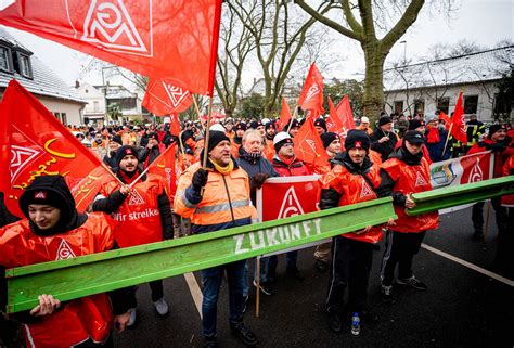 Warnstreik In Duisburg Stahlarbeiter Fordern H Here L Hne