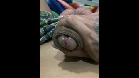 Twink 与纹身摇摆大鸡巴和射精前 Pornhub Gay