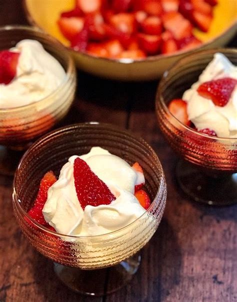 Il gelato alla crema fatto in casa con la gelatiera è cremoso e