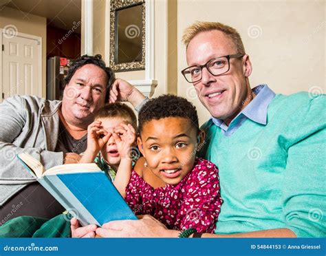 Famiglia Gay Che Legge Insieme Immagine Stock Immagine Di Omosessuale Africano 54844153