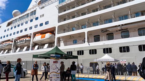 Nel Porto Di Reggio Calabria La Nave Da Crociera Silver Dawn L