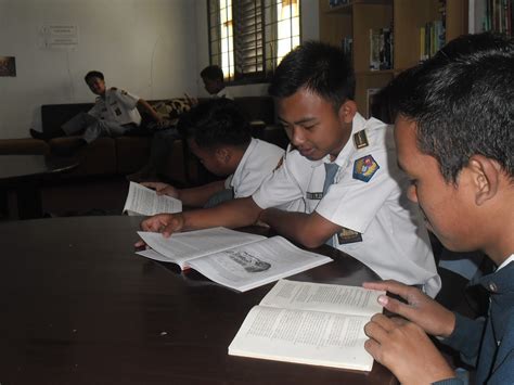 Siswa Rajin Membaca Di Perpustakaan Dunia Smk Negeri Plered