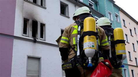 NonstopNews Feuerwehr Rettet Schwerstverletzten Aus Brennender