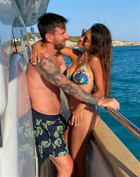 Messi bất ngờ rời PSG trở lại Barcelona đăng ảnh vợ đẹp mặc bikini