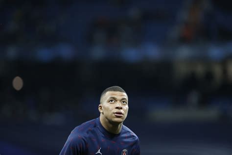 Real Madrid x PSG Mbappé é ovacionado no Santiago Bernabéu veja