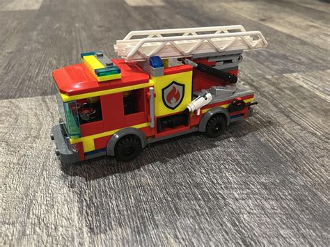 Modernized ladder truck 60107 : r/lego