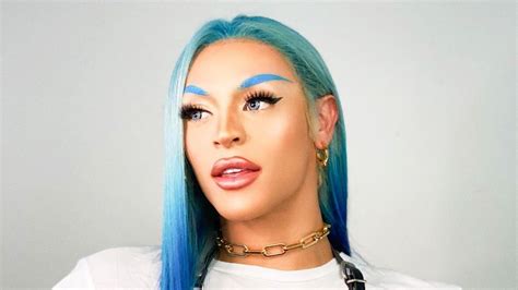 Pabllo Vittar coloca pernões para jogo na capa de seu novo álbum 111