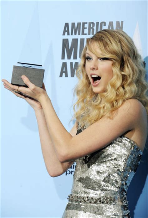 Taylor Swift Poses At The 2008 American Music Awards