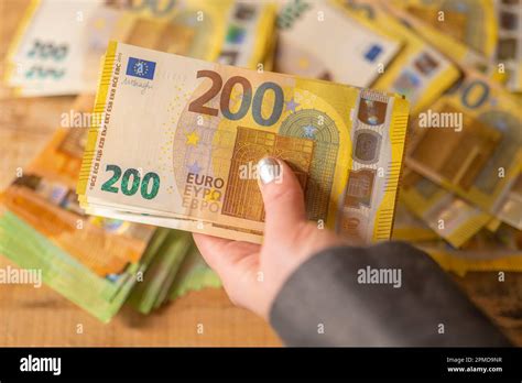 Neuberechnung des Geldes 200 Euro Banknoten Hände berechnen Banknoten